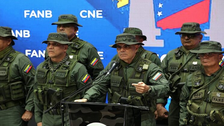 Ministro Diosdado Cabello reiteró incautación de más de 400 fusiles en operaciones de seguridad 2 Padrino López