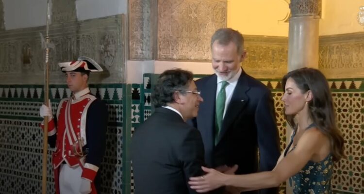 Petro intentó romper el protocolo con la Reina de España... y no pudo, lo frenó en seco 1 Petro