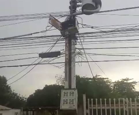 Vecinos del sector Cassiano Lossada piden a Corpoelec ayuda por la caída de un poste eléctrico 1 Poste caído