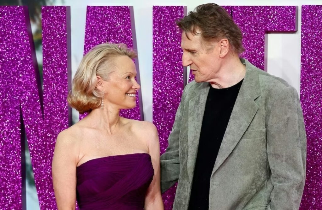 Crecen los rumores de romance entre Pamela Anderson y Liam Neeson: «No pueden mantener las manos alejadas el uno del otro» 2 Pamela. Liam