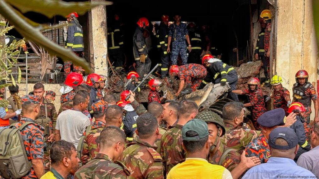 18 muertos y más de 160 heridos tras caer un avión militar en una escuela de Bangladesh 2 Se estrella un avion