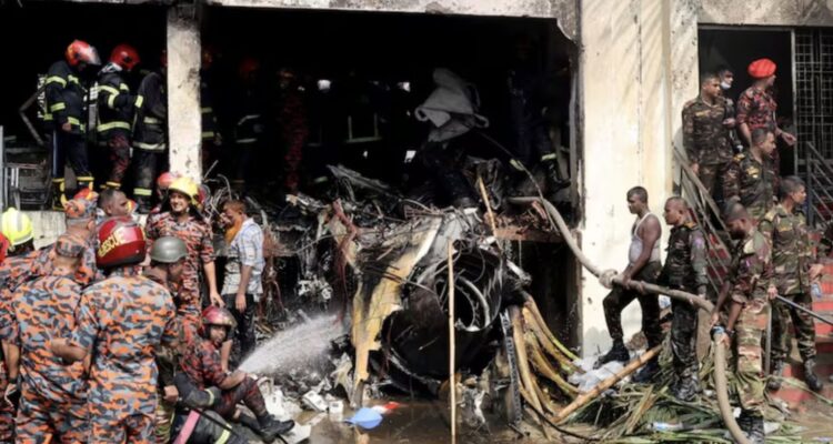 18 muertos y más de 160 heridos tras caer un avión militar en una escuela de Bangladesh 1 Avión
