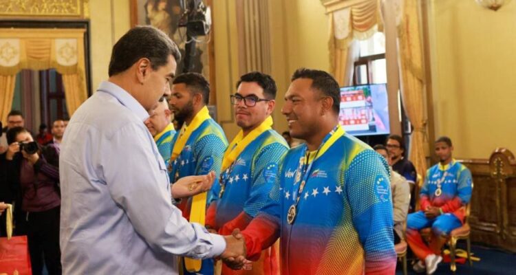 Presidente Maduro recibió a los campeones mundiales de softbol en Miraflores 1 Maduro