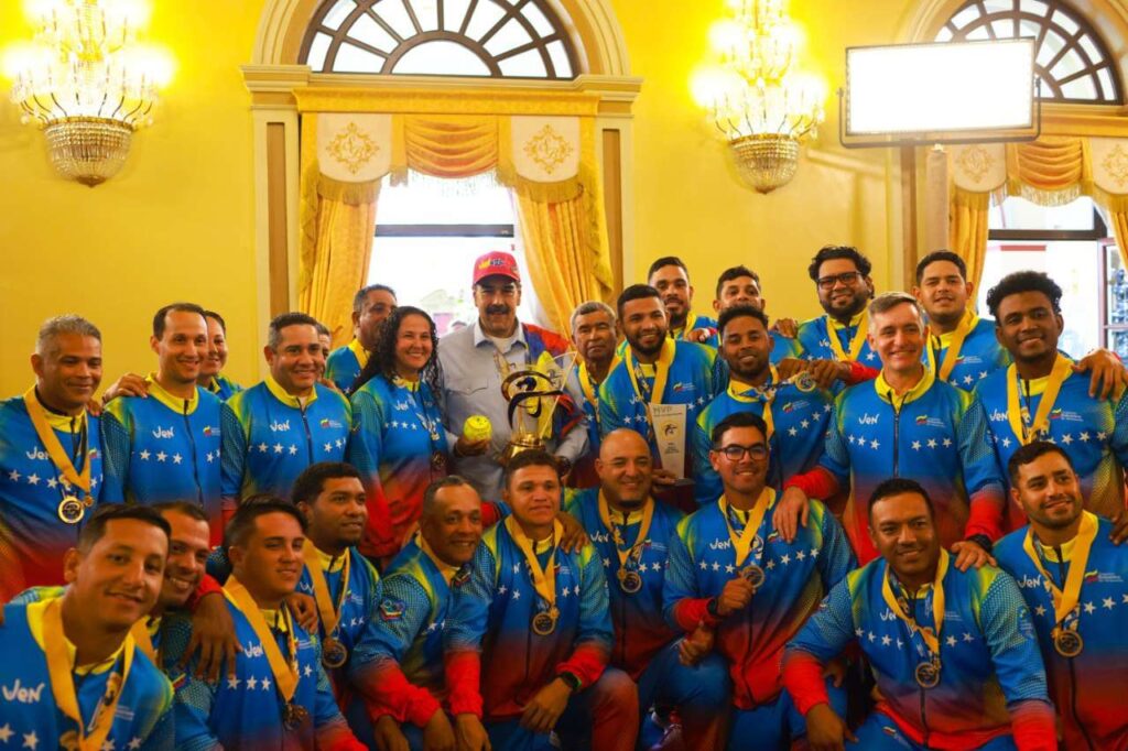 Presidente Maduro recibió a los campeones mundiales de softbol en Miraflores 2 Softbol seleccion