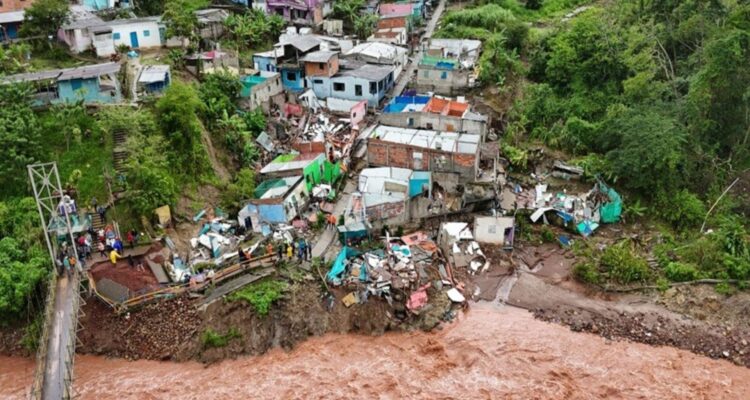 Gobernador de Táchira señaló que casi 290 familias se encuentran damnificadas tras deslizamientos de tierra por lluvias 1 Lluvias