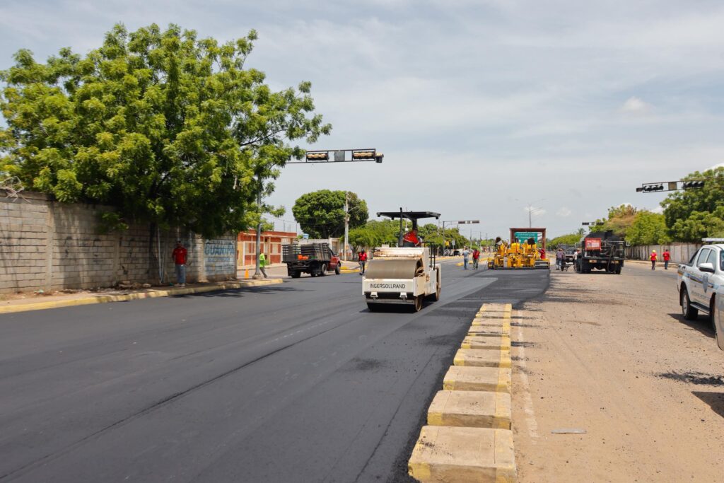 Gobernador Caldera inspeccionó trabajos que garantizan el tránsito en circunvalaciones 2 y 3 2 WhatsApp Image 2025 07 12 at 1.45.26 PM