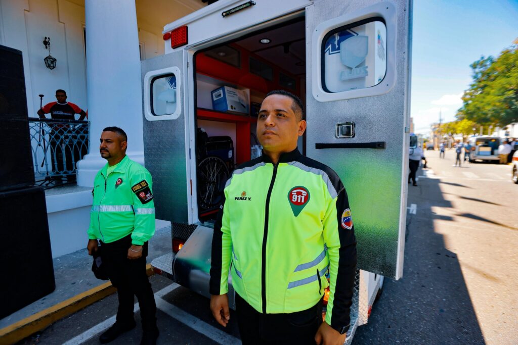 Gobernador Caldera entregó 4.300 ayudas humanas y ambulancias para seis centros de salud del Zulia 3 WhatsApp Image 2025 07 19 at 3.21.39 PM 1