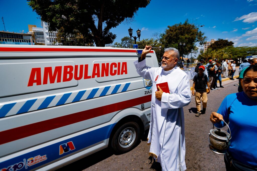 Gobernador Caldera entregó 4.300 ayudas humanas y ambulancias para seis centros de salud del Zulia 2 WhatsApp Image 2025 07 19 at 3.21.39 PM