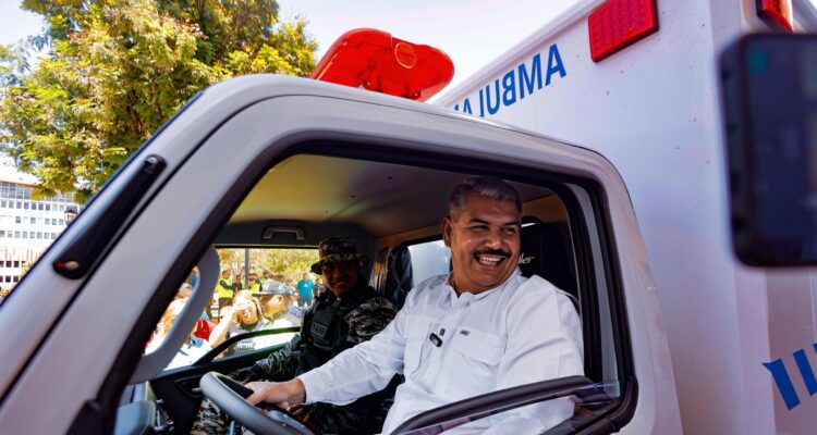 Gobernador Caldera entregó 4.300 ayudas humanas y ambulancias para seis centros de salud del Zulia 1 Caldera
