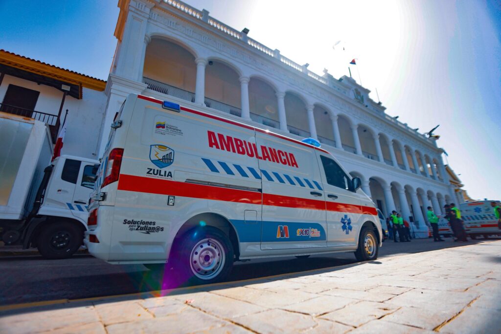 Gobernador Caldera entregó 4.300 ayudas humanas y ambulancias para seis centros de salud del Zulia 4 WhatsApp Image 2025 07 19 at 3.21.41 PM