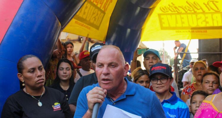 Di Martino entregó financiamiento para embaulamiento de cañada y 120 tanques de agua 1 Di Martino