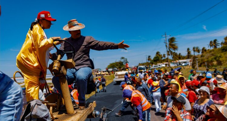Gobernador Caldera marcó inicio de asfaltado de avenida Guajira y de tramo vial Sinamaica-Paraguaipoa 1 Caldera