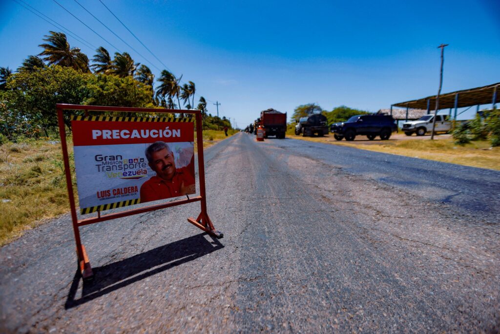 Gobernador Caldera marcó inicio de asfaltado de avenida Guajira y de tramo vial Sinamaica-Paraguaipoa 2 WhatsApp Image 2025 07 22 at 9.53.40 AM