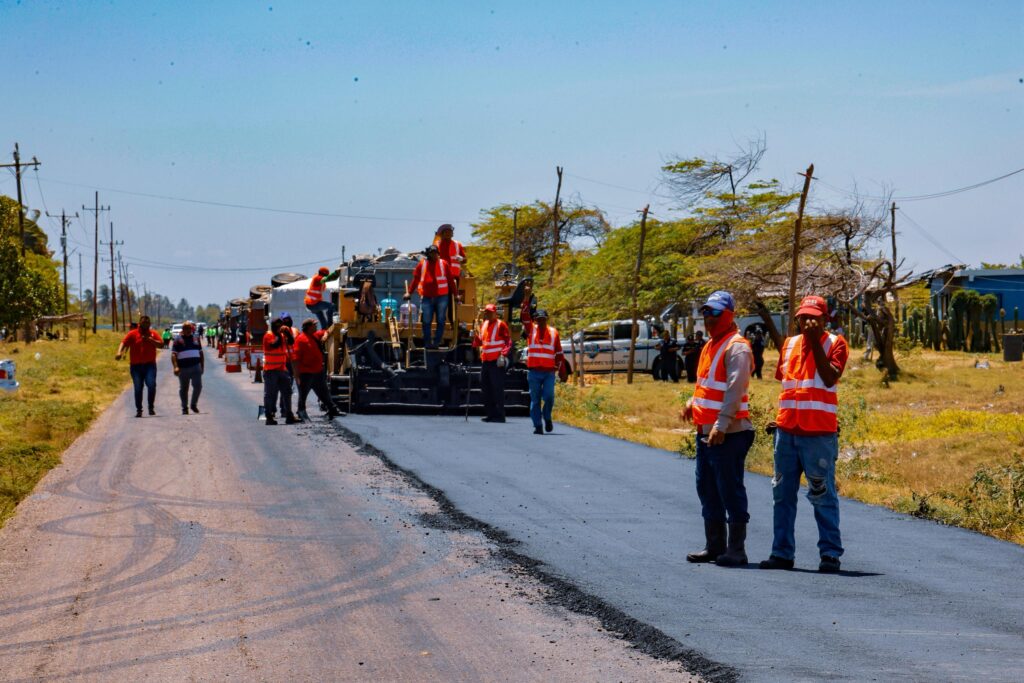 Gobernador Caldera marcó inicio de asfaltado de avenida Guajira y de tramo vial Sinamaica-Paraguaipoa 3 WhatsApp Image 2025 07 22 at 9.53.41 AM