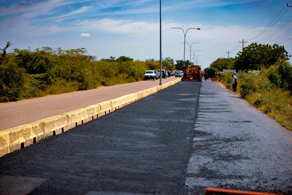 Plan de asfaltado regional se extiende a la Cañada de Urdaneta y continúa en el oeste de Maracaibo 5 WhatsApp Image 2025 07 23 at 8.17.47 AM 2