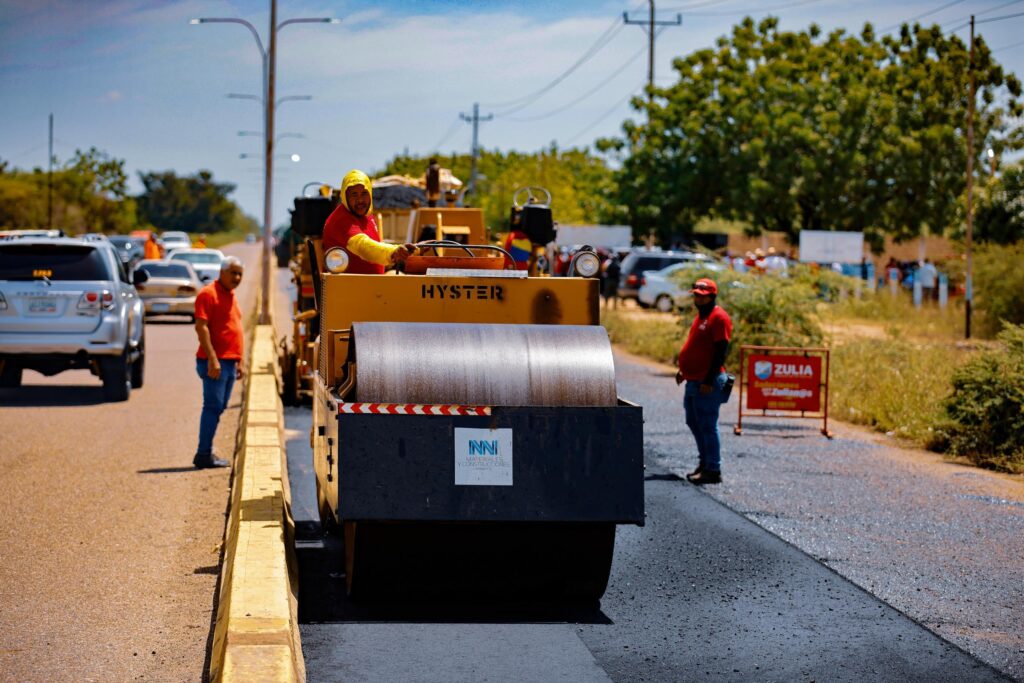 Plan de asfaltado regional se extiende a la Cañada de Urdaneta y continúa en el oeste de Maracaibo 6 WhatsApp Image 2025 07 23 at 8.17.48 AM