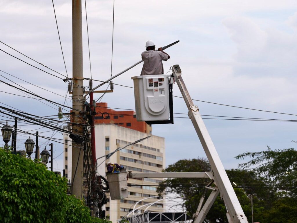Plan de Iluminación Vial de la Gobernación y Corpoelec se desarrolla en ocho avenidas de Maracaibo 2 WhatsApp Image 2025 07 25 at 8.55.27 AM