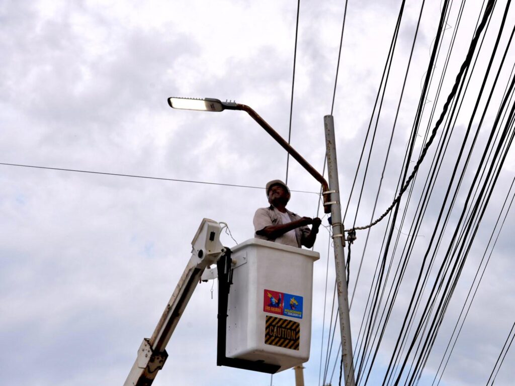Plan de Iluminación Vial de la Gobernación y Corpoelec se desarrolla en ocho avenidas de Maracaibo 3 WhatsApp Image 2025 07 25 at 8.55.27 AM 2