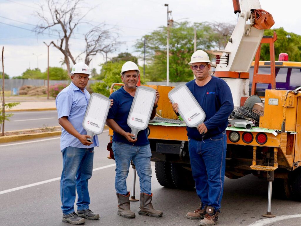 Plan de Iluminación Vial de la Gobernación y Corpoelec se desarrolla en ocho avenidas de Maracaibo 4 WhatsApp Image 2025 07 25 at 8.55.28 AM 1
