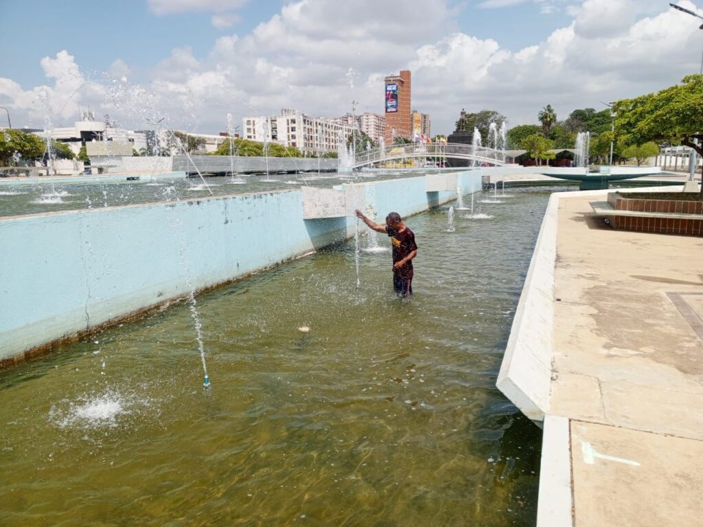 Gobernación Bolivariana del Zulia realiza jornada integral de mantenimiento en el Parque Rafael Urdaneta 4 WhatsApp Image 2025 07 25 at 8.59.51 AM