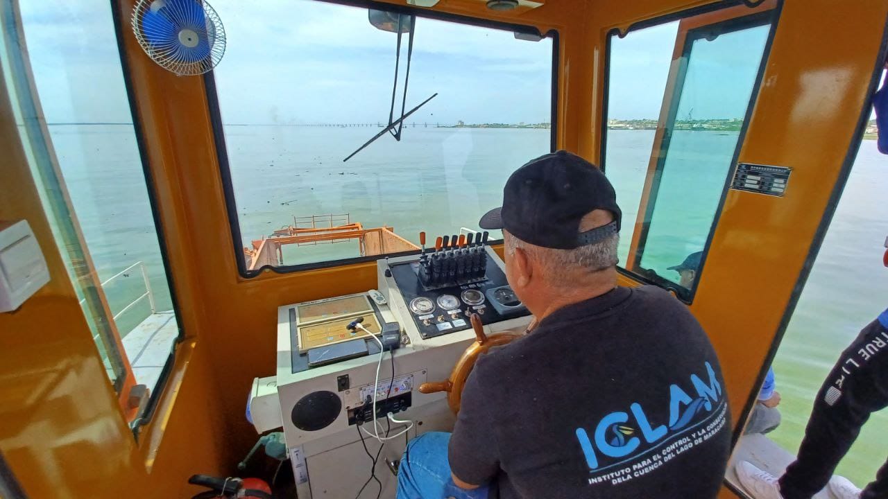 ICLAM despliega embarcaciones Skimmers de Basura Acuática para jornada de saneamiento en el Lago de Maracaibo 6 WhatsApp Image 2025 07 31 at 9.50.24 AM 1