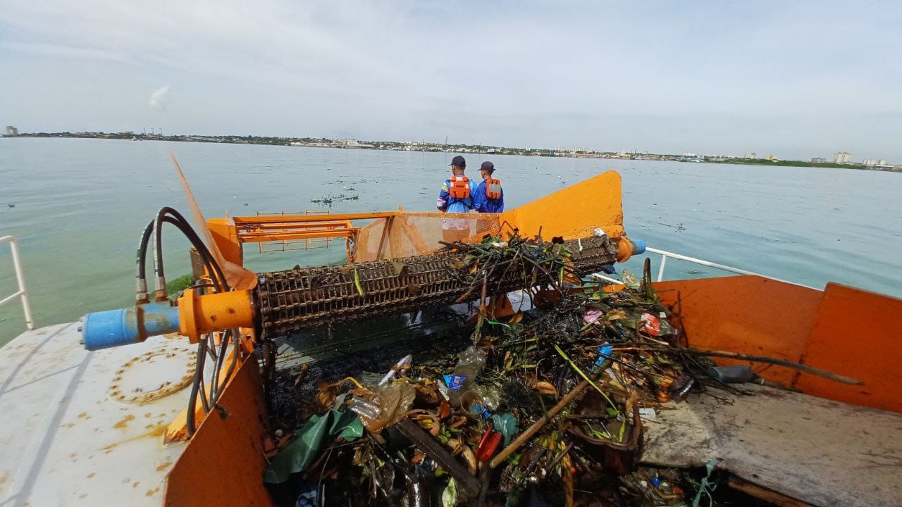 ICLAM despliega embarcaciones Skimmers de Basura Acuática para jornada de saneamiento en el Lago de Maracaibo 2 WhatsApp Image 2025 07 31 at 9.50.24 AM 2