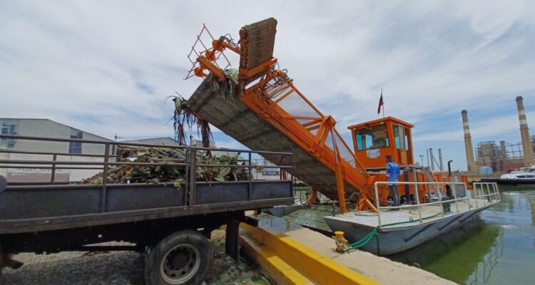ICLAM despliega embarcaciones Skimmers de Basura Acuática para jornada de saneamiento en el Lago de Maracaibo 1 ICLAM