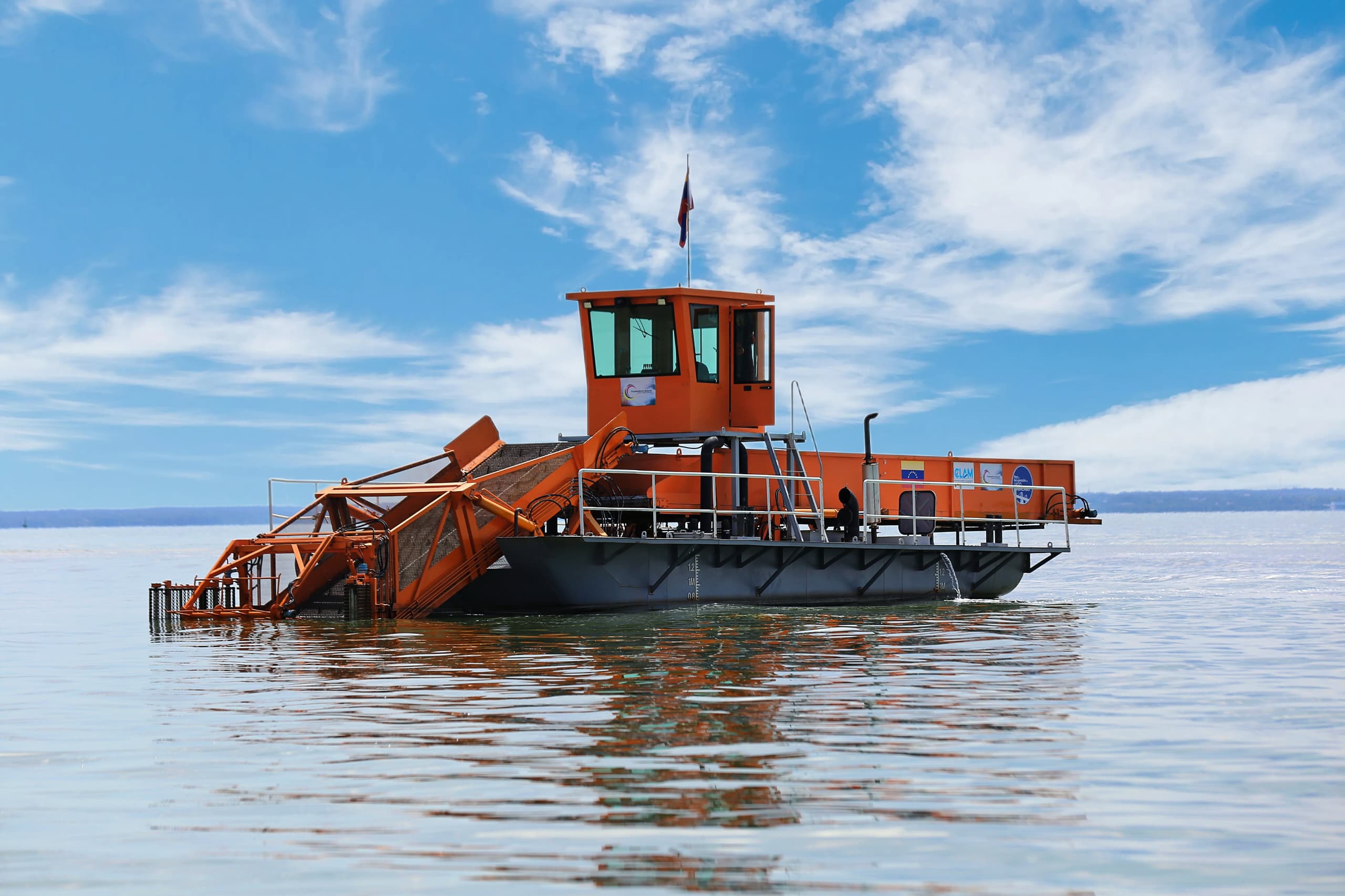 ICLAM despliega embarcaciones Skimmers de Basura Acuática para jornada de saneamiento en el Lago de Maracaibo 4 WhatsApp Image 2025 07 31 at 9.50.24 AM 4