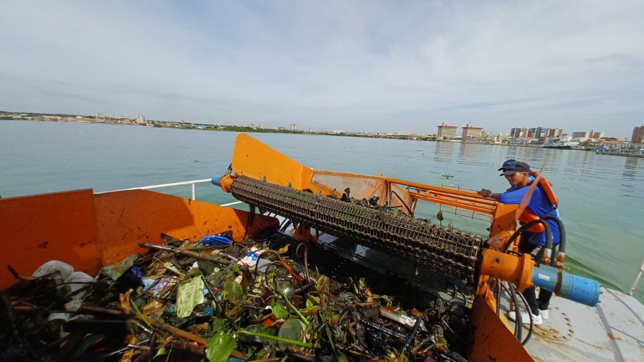 ICLAM despliega embarcaciones Skimmers de Basura Acuática para jornada de saneamiento en el Lago de Maracaibo 5 WhatsApp Image 2025 07 31 at 9.50.25 AM