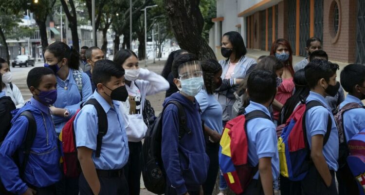 Estudiantes sobresalientes de bachillerato podrán ser preparadores en sus liceos 1 Estudiantes- Colegio