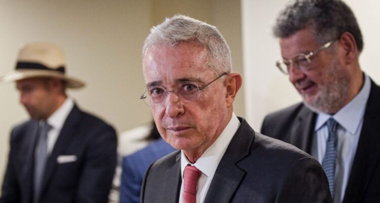 La jueza del juicio a Uribe valida dos importantes pruebas de la acusación en su contra 1 Uribe