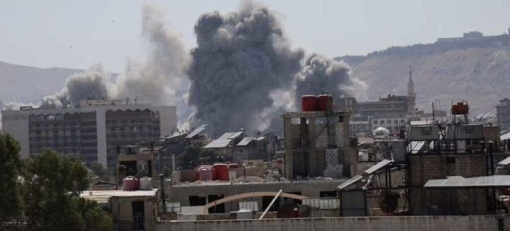 Israel atacó cuartel general del Ejército sirio en Damasco 3 israel bombardeo damasco e1752679901768 1200x545 c