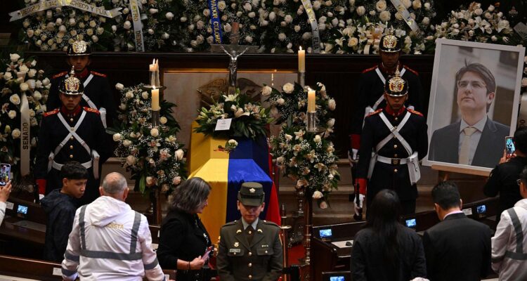 Miles de colombianos se despiden de Miguel Uribe Turbay 1 Uribe