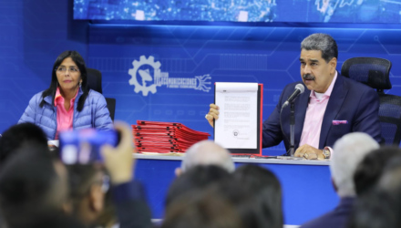27lc1J53 presidente maduro firmo decreto de emergencia economica 39312