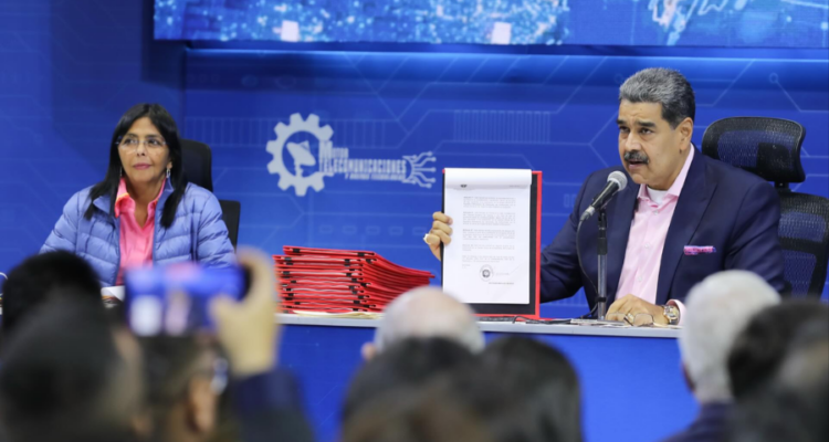 ¡Ya está en Gaceta! Gobierno nacional extendió por 60 días Decreto de Emergencia Económica 1 27lc1J53 presidente maduro firmo decreto de emergencia economica 39312