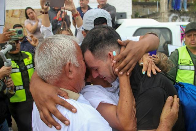 ¡Bienvenidos al CECOT «El cementerio de los hombre vivos»! Ocho venezolanos denunciaron lo que vivieron en ese infierno de El Salvador 7 Andry Hernández al llegar a Capacho, su pueblo en Los Andes venezolanos, tras ser liberado