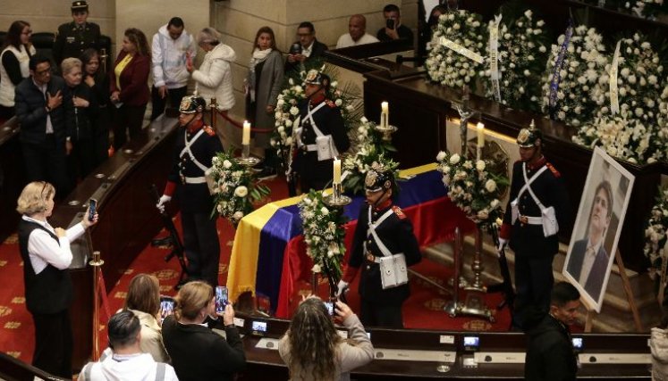 CAMARA ARDIENTE MIGUEL URIBE