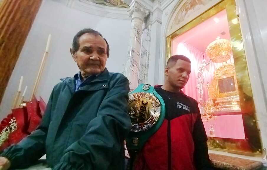 El boxeador Carlos Canizales ofrendo su cinturon de Campeon Mundial a la Virgen de Chiquinquira 2