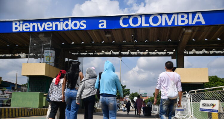 Más de 100 venezolanos cruzan a diario la frontera hacia Colombia rumbo a otros países 1 Frontera