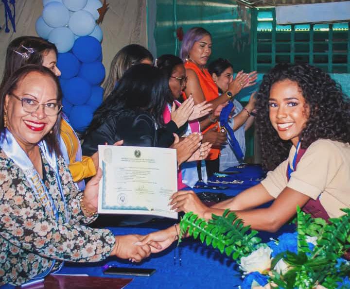 Estado Bolívar: localizan muerta a una joven modelo recién graduada 3 Localizan muerta a una adolescente recien graduada de bachiller 2