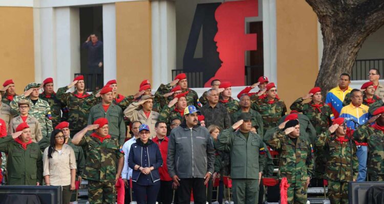 Alto Mando político-militar-policial se reunió con el presidente Maduro ante amenazas de EE. UU. 1 Maduro