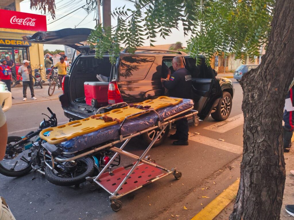 Cabimas: Motorizado impactó contra el vidrio trasero de una Runner y quedó sentado en la maleta 2 Motorizado impacta contra el vidrio trasero de una Runner 4