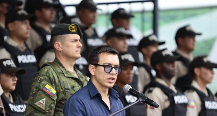Noboa cambió a medio gabinete tras su debacle en el referéndum 1 Noboa