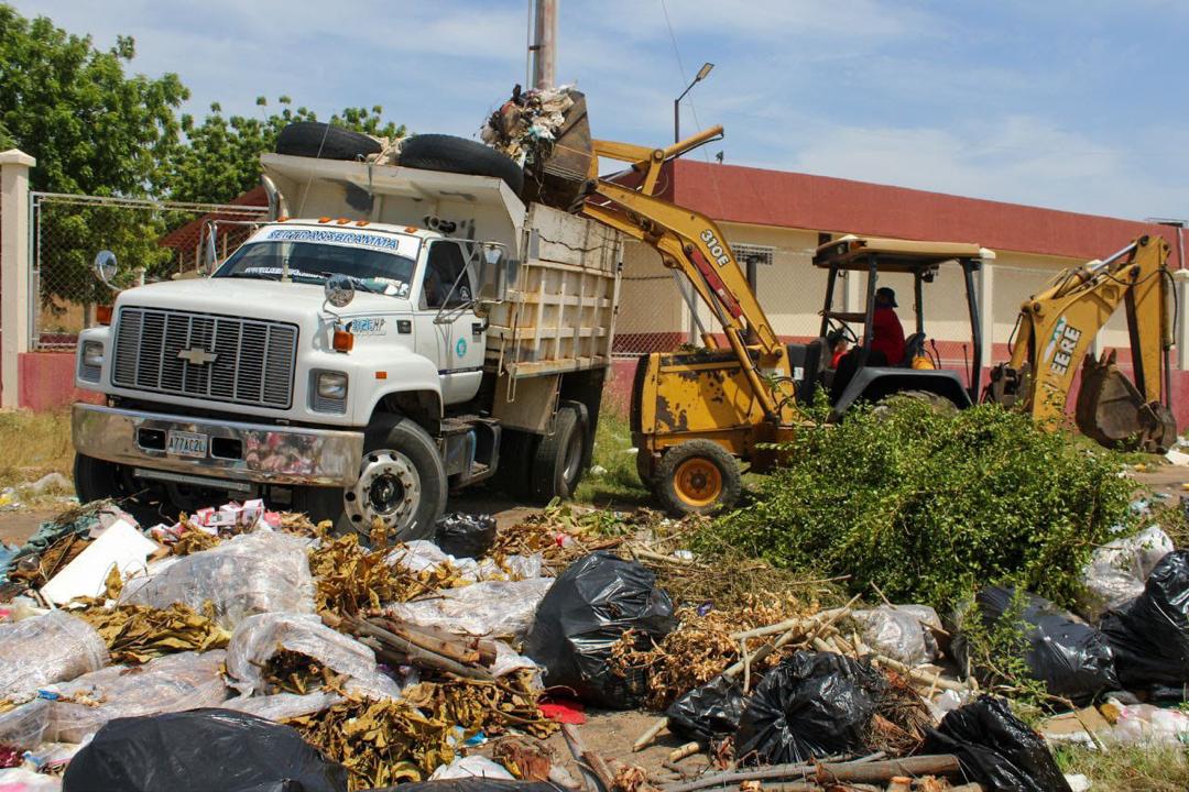 ¡La esperanza en acción! Rescate de Maracaibo avanza con asfaltado, demarcación y pintura de brocales 6 WhatsApp Image 2025 08 01 at 3.32.55 PM