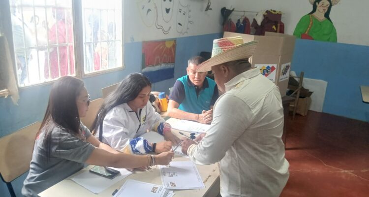 En elecciones para concejalía indígena de Maracaibo resultaron ganadores Agler Fernández y Dario Castillo 1 Elecciones