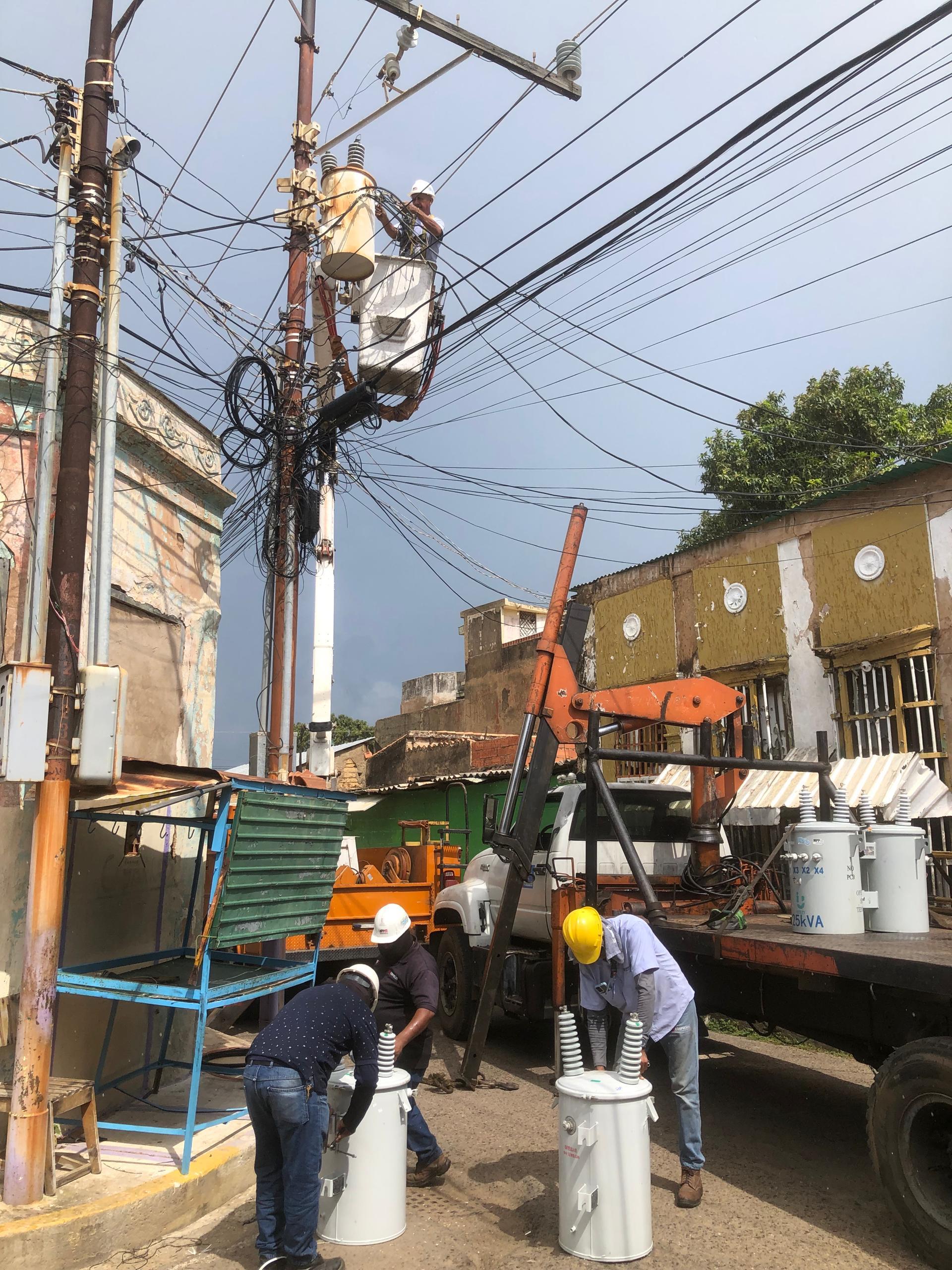 Gobernador Luis Caldera impulsa planes para optimizar el servicio eléctrico en el Zulia 2 WhatsApp Image 2025 08 06 at 11.44.22 AM 1