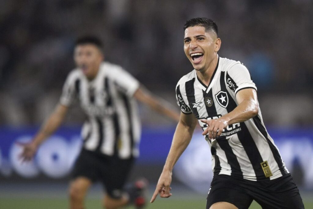 Jefferson Savarino es homenajeado por la hinchada del Botafogo 2 Savarino