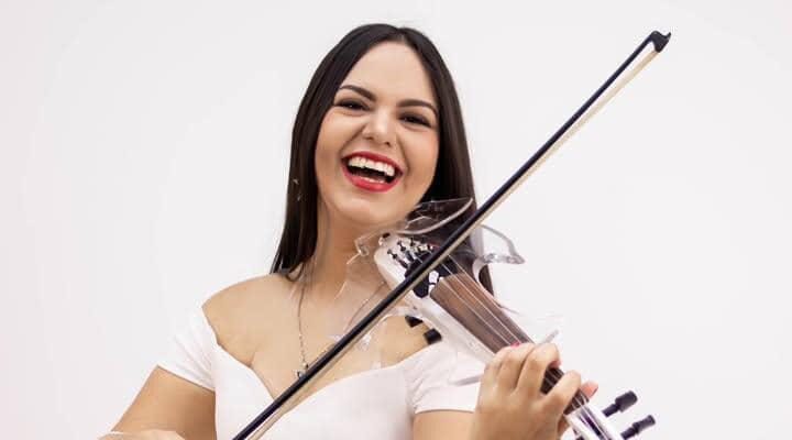La violinista Mavi interpretó la gaita «Con las manos en el pecho» (Hay video) 1 Mavi