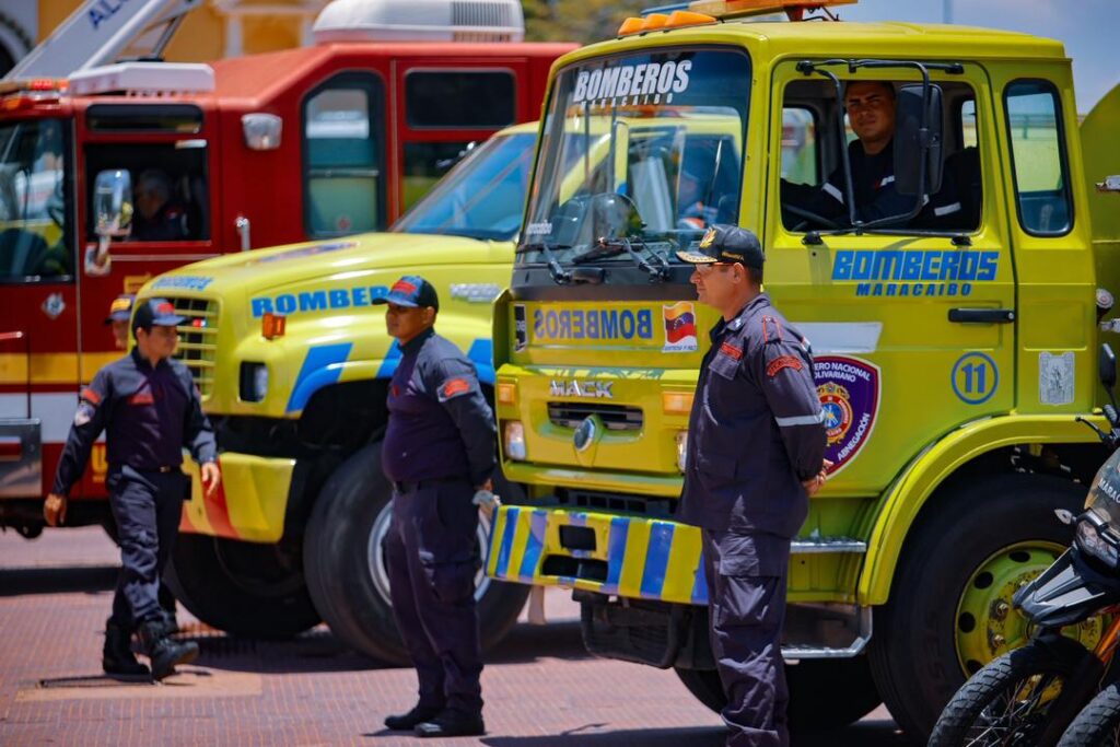 Gobernador Caldera acompañó la entrega entregó 10 ambulancias al Cuerpo de Bomberos de Maracaibo 2 WhatsApp Image 2025 08 20 at 4.33.48 PM 1