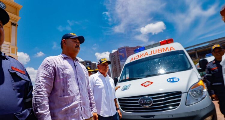 Gobernador Caldera acompañó la entrega entregó 10 ambulancias al Cuerpo de Bomberos de Maracaibo 1 WhatsApp Image 2025 08 20 at 4.33.48 PM